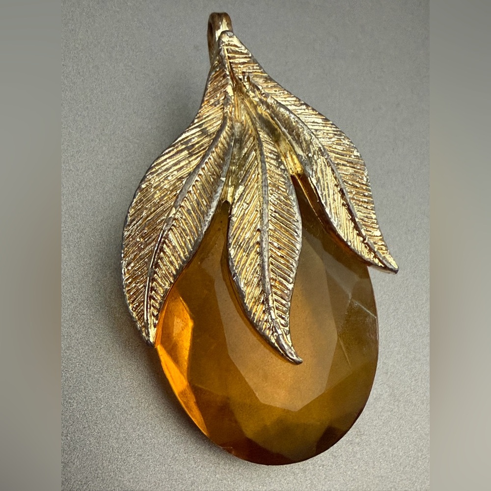 Vintage Gold Tone and Amber Leaf Pendant / Brooch - Picture 13 of 15